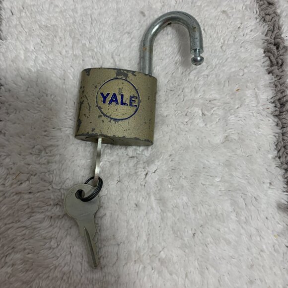 Vintage Yale Padlock Two Original Keys - Picture 5 of 6
